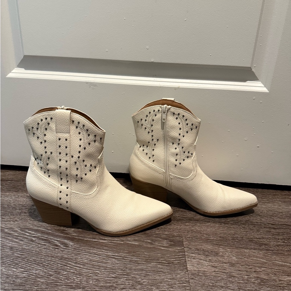 Universal Thread Ivory Ankle Booties with Cutout Design